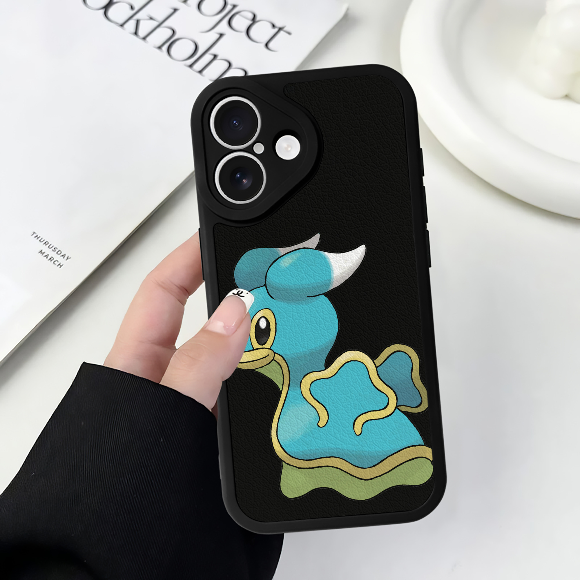 （画像用） ポケットモンスター Pokémon 【iPhone 16シリーズ対応】シリコンスマホケース（レザー調） 材質：シリコン